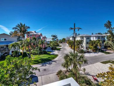 Only 50 yards to the beach from this Anna Maria Rental !!
